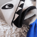 Serviette de plage pour enfant requin detail