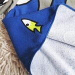 Serviette de plage pour enfant requin detail