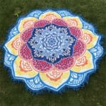 Serviette de plage ronde en forme de mandala bleu jaune