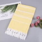 Serviette fouta de plage jaune clair