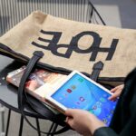 un grand sac de plage en lin posé sur une table