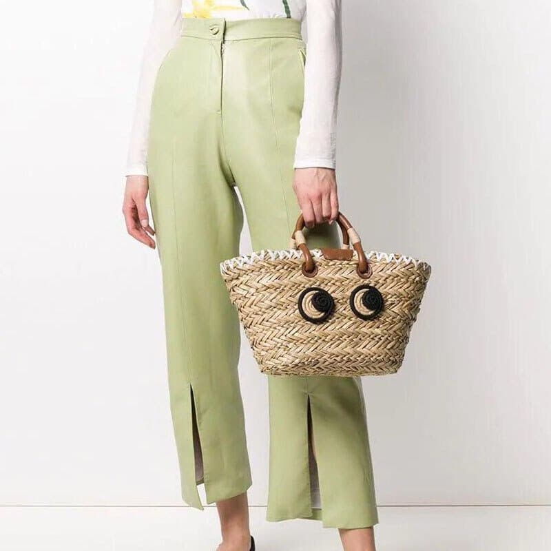 Grand Sac Fourre-Tout en Rotin et Osier grand sac fourre tout en rotin et en osier de face porté par un mannequin sur fond blanc