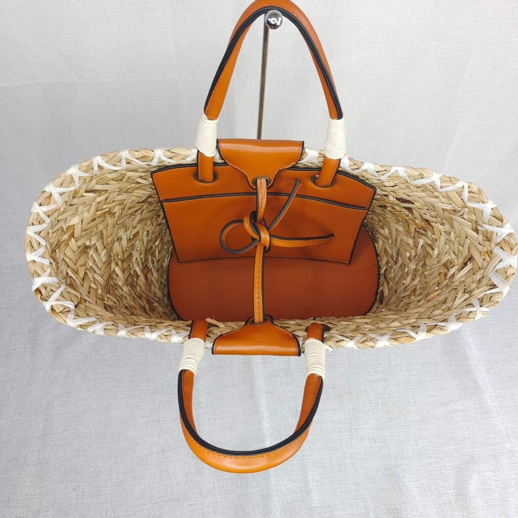 grand sac fourre tout en rotin et en osier ouvert