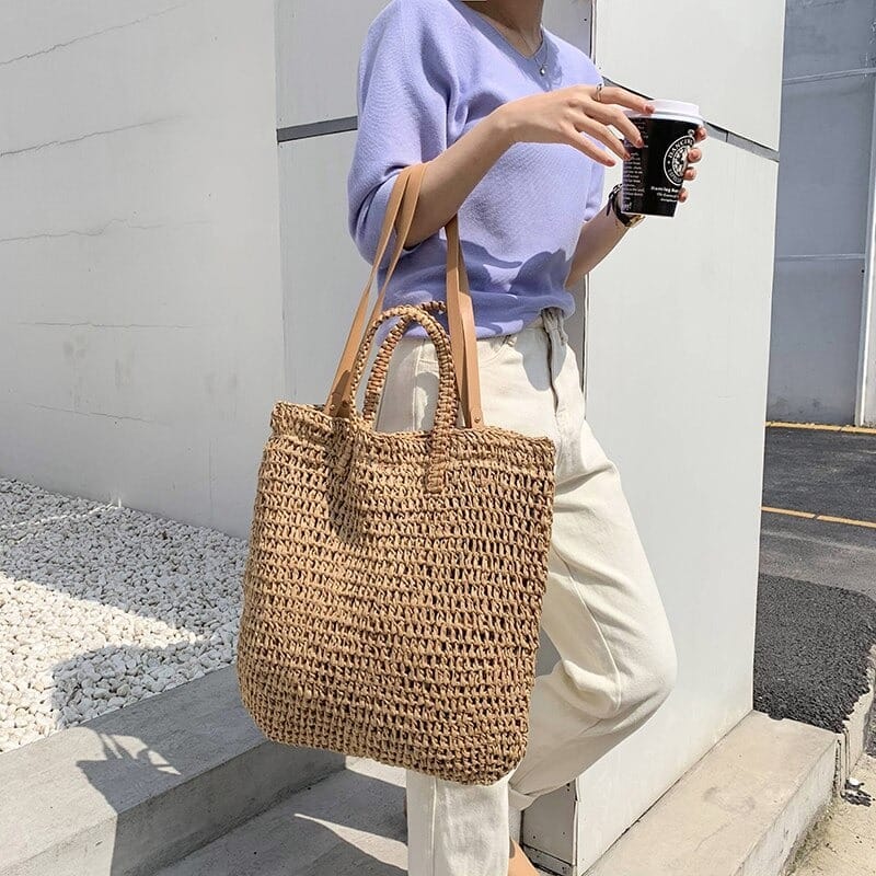 grand sac fourre tout tissé porté au bras