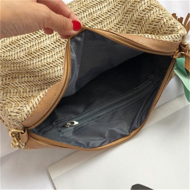 petit sac brodé à franges avec un motif de feuille ouvert vue de l'intérieur