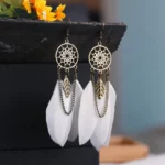 boucles d'oreilles attrape-rêve en plume et métal blanc