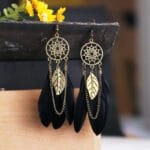 boucles d'oreilles attrape-rêve en plume et métal noir