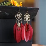 boucles d'oreilles attrape-rêve en plume et métal rouge