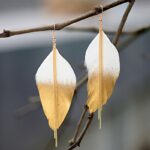 Boucles d'Oreilles Plumes Colorées Metalisées blanc