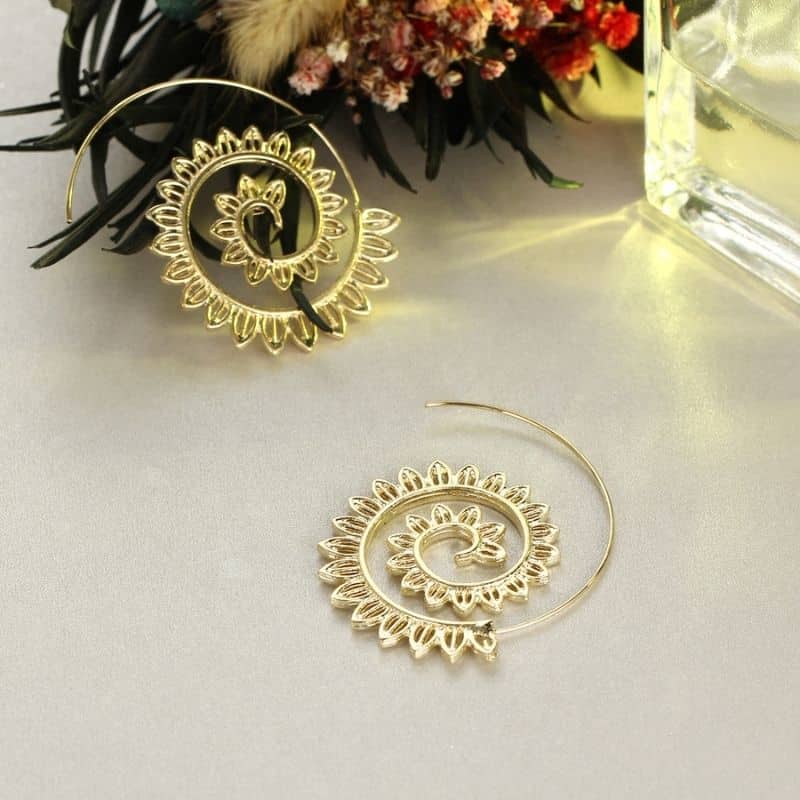 Boucles d'Oreilles Spirales Dorées lifestyle 3