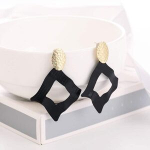 Boucles d'Oreilles Stylisées Noir et Or carré noir