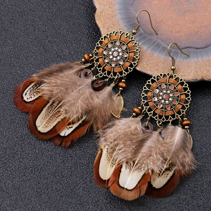 Boucles d'oreilles attrape-rêve à longues plumes lifestyle 1