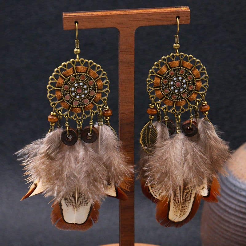 Boucles d'oreilles attrape-rêve à longues plumes lifestyle 3