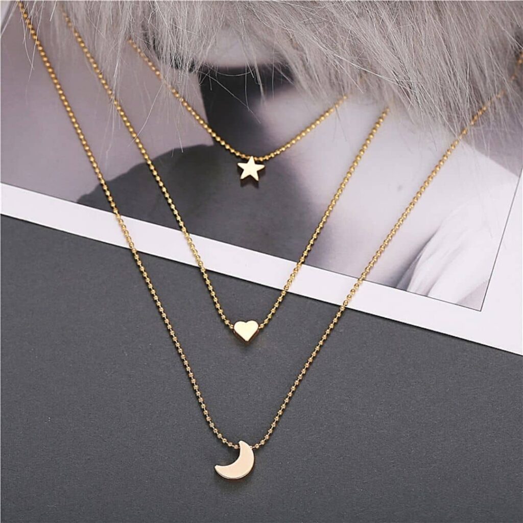 Collier Fin Doré Multi-Chaînes à Pendentif lifestyle 1