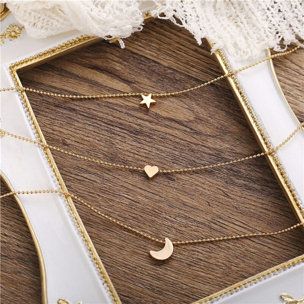 Collier Fin Doré Multi-Chaînes à Pendentif lifestyle 2