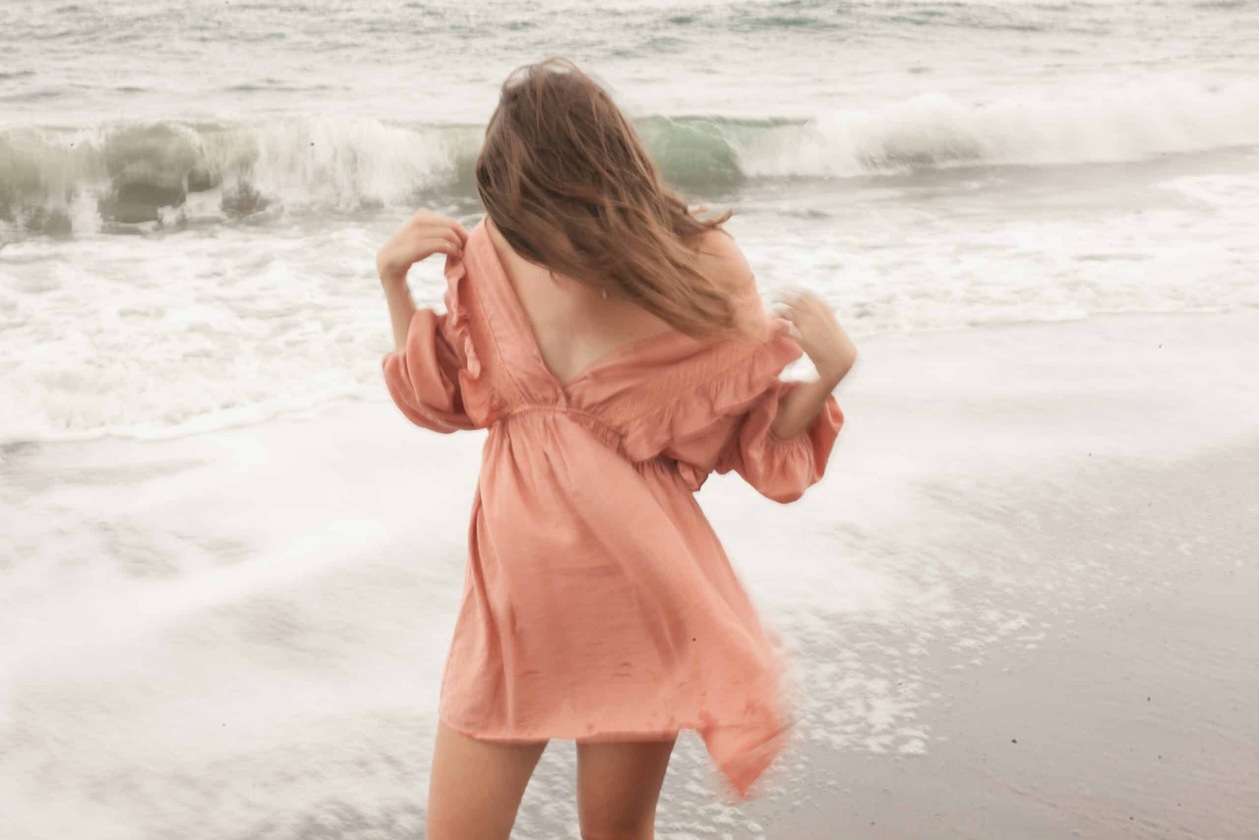 La robe de plage de Miss Pareo. Ici la robe de plage est rose