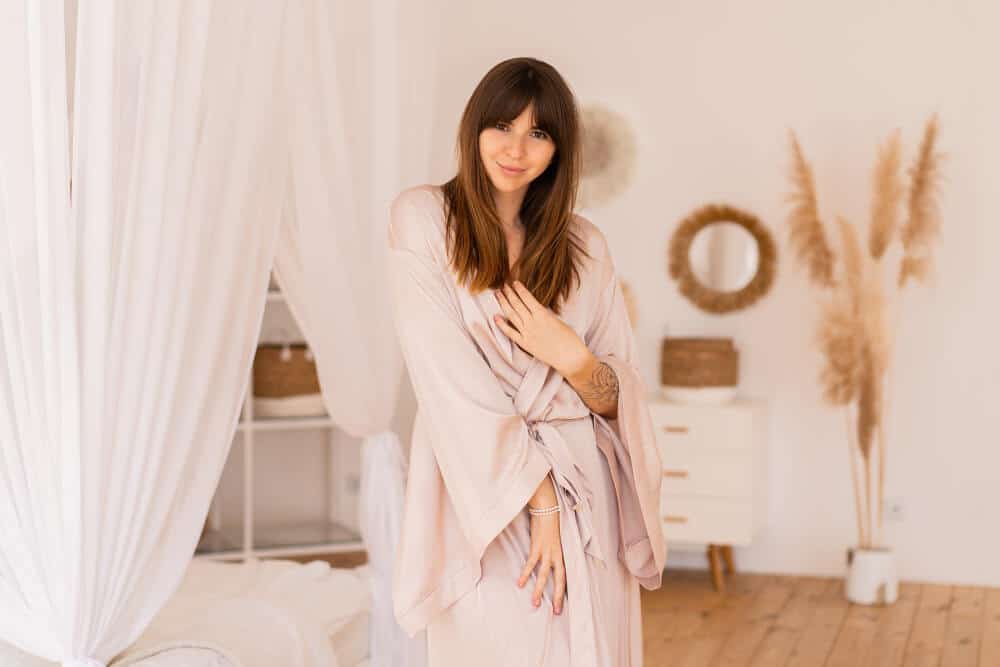 kimono pour femme de Miss Pareo. La femme porte un long kimono rose