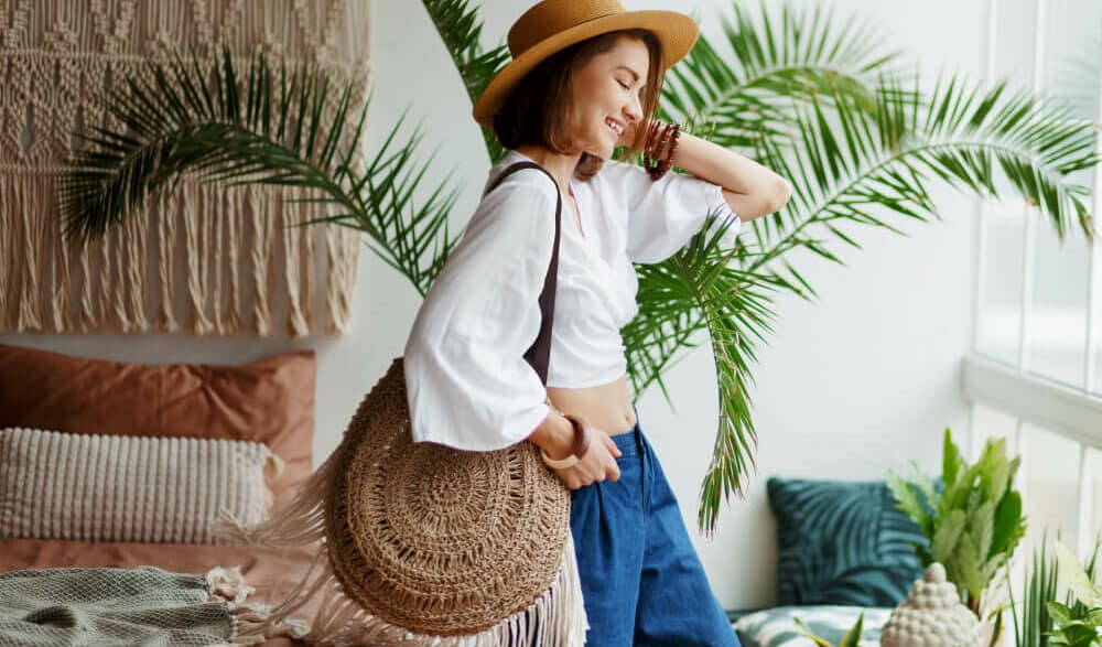 Le sac pour femme selon Miss Pareo. Une femme portant son sac à l'épaule