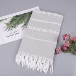 Fouta de Plage Rayures Asymétriques et Franges gris clair