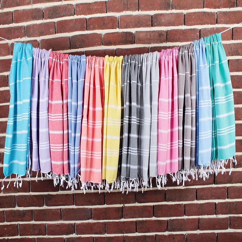 Fouta de Plage Rayures Asymétriques et Franges lifestyle 1