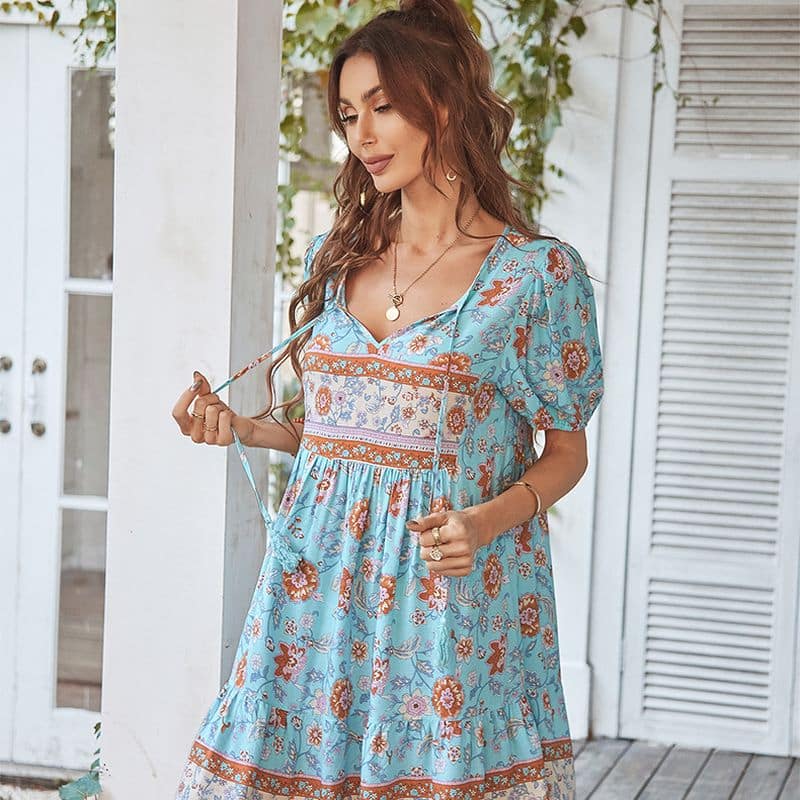 Robe Bohème Courte à Col en V Style Floral lifestyle 3