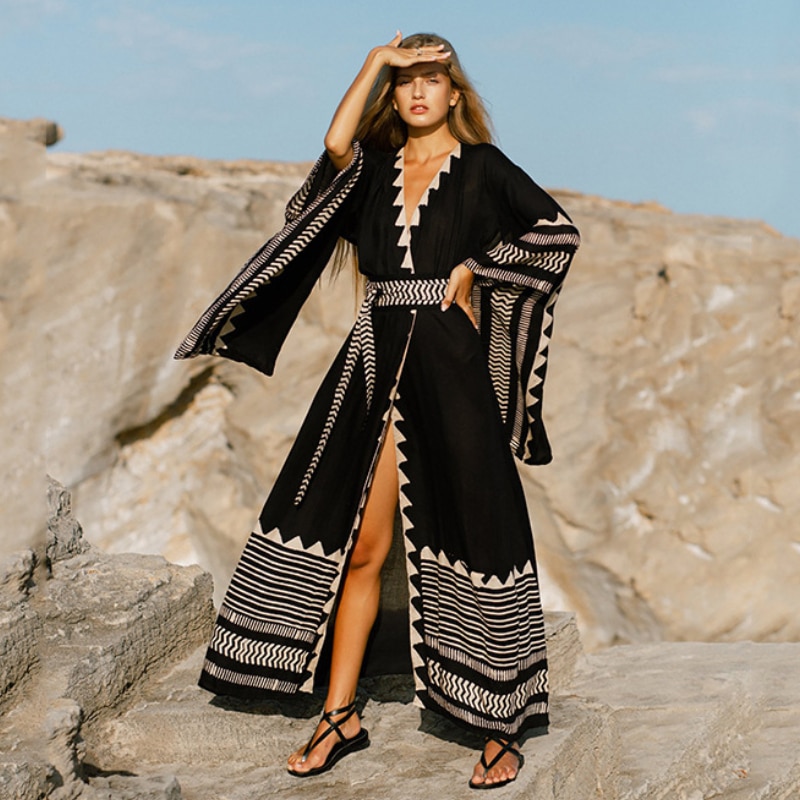 Robe Kimono Portefeuille Noir à Motifs Géométriques lifestyle 2