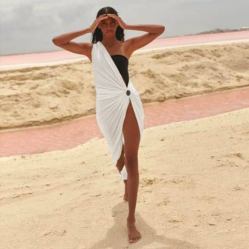 Robe de Plage Asymétrique Blanche à Épaule Dénudée lifestyle 1