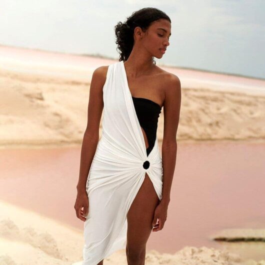 Robe de Plage Asymétrique Blanche à Épaule Dénudée produit