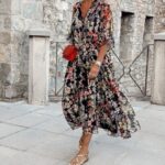 Robe bohème ample à col en V et à l'imprimé floral de profil en ville