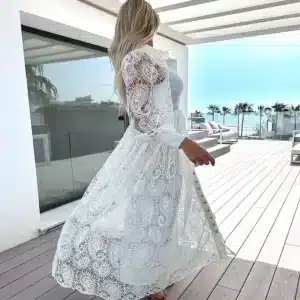 Longue Robe Vintage Boutonnée Blanche à Col Montant lifestyle 1