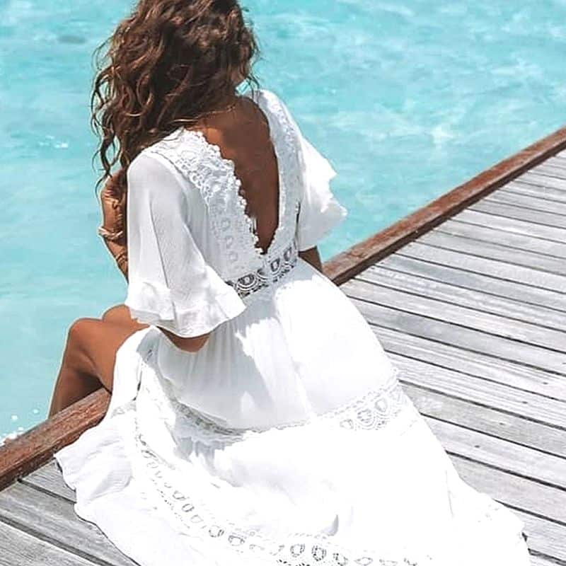 Robe Longue Blanche en Dentelles à Col Plongeant lifestyle 2