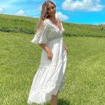 Robe Longue Blanche en Dentelles à Col Plongeant lifestyle 4