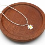 Collier Ras du Cou à Perles Pendentif Marguerite blanc