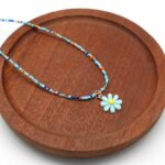 Collier Ras du Cou à Perles Pendentif Marguerite bleu