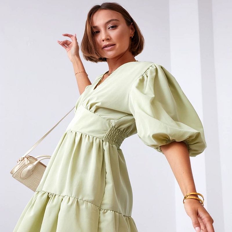 Robe d'Eté Ajustée à Manches Bouffantes en Coton lifestyle 1